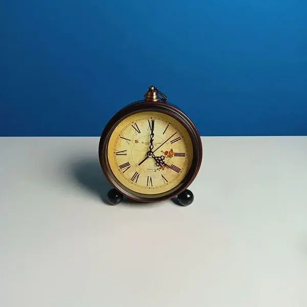 Retro Silent Non Ticking Desktop Alarm Clock Retro Silent Non Ticking Desktop Alarm Clock - Image 1